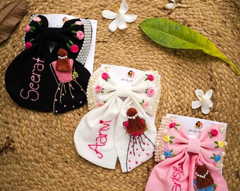 Lazo para el cabello con nombre bordado personalizado y muñeca: Lazo de satén hecho a mano