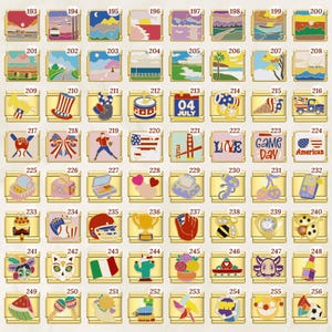 Puede incluir: Una colecci&oacute;n de dijes de esmalte dorado con varios dise&ntilde;os. Los dijes presentan im&aacute;genes como paisajes, banderas, equipos deportivos, comida y texto como "LIVE" y "Game Day". Cada dije es rectangular con un borde dorado.
