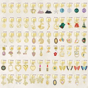 Puede incluir: Una colecci&oacute;n de colgantes dorados con diversos dise&ntilde;os, incluyendo signos del zodiaco, flores y amuletos. Cada colgante est&aacute; unido a un cierre dorado. Los colgantes est&aacute;n dispuestos en filas, mostrando una variedad de estilos.
