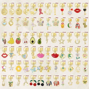 Puede incluir: Una colecci&oacute;n de colgantes con dijes dorados con varios dise&ntilde;os, incluyendo mariposas, frutas y labios. Cada dije est&aacute; unido a un cierre dorado. Adecuado para la fabricaci&oacute;n de joyas o manualidades.