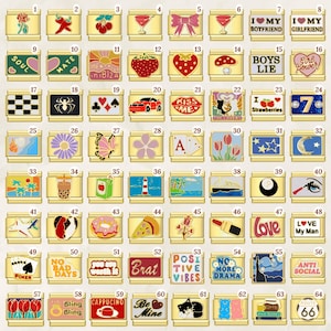 Puede incluir: Una colecci&oacute;n de colgantes de abalorios dorados con varios dise&ntilde;os. Los abalorios presentan im&aacute;genes como una rosa, un lazo, una fresa, las palabras "Love", "Brat" y "Route 66". Estos abalorios son probablemente para pulseras o collares.