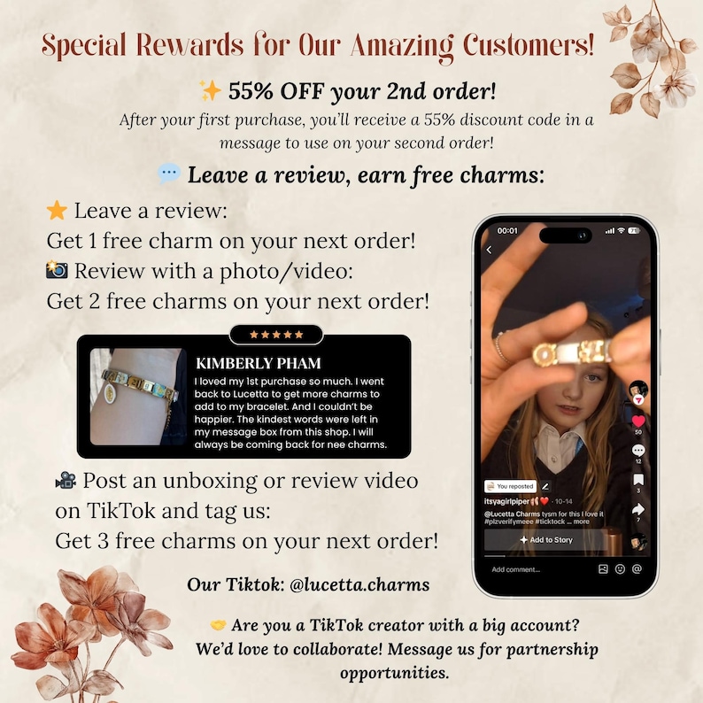 Puede incluir: Gr&aacute;fico promocional con texto sobre recompensas especiales para clientes. Incluye informaci&oacute;n sobre descuentos, charms gratis por rese&ntilde;as y una llamada a la acci&oacute;n para publicar en TikTok. Se muestra una rese&ntilde;a de cliente y un video de TikTok.