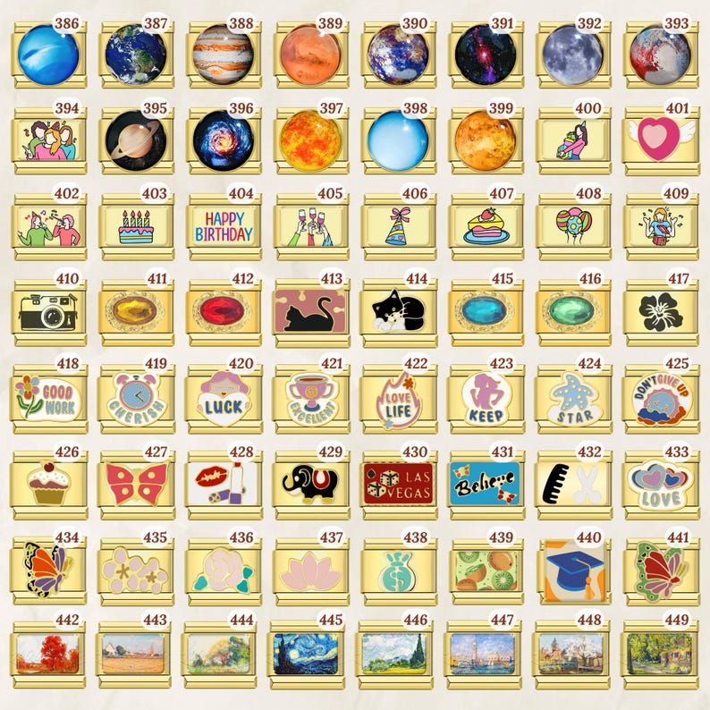 Puede incluir: Una colecci&oacute;n de colgantes de abalorios dorados con varios dise&ntilde;os. Los abalorios presentan planetas, pasteles de cumplea&ntilde;os, gatos, mariposas y frases inspiradoras como "Believe" y "Love".