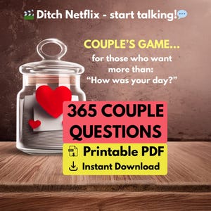 Op de afbeelding: Een glazen pot met een deksel, met een rood hart en notities, staat op een houten oppervlak. De tekst luidt "COUPLE'S GAME..." en "365 COUPLE QUESTIONS". Het is een afdrukbare PDF met direct downloaden.