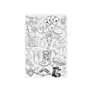 Puede incluir: Una lámina rectangular blanca con ilustraciones en negro con temática del Oeste. Los dibujos incluyen botas de vaquero, sombreros, naipes, una calavera de toro y la palabra "YOWDAH".