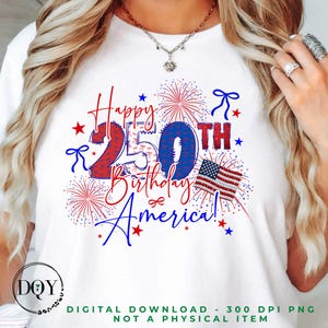 Può includere: T-shirt bianca con un design patriottico che celebra il 250° compleanno dell'America. Il design presenta fuochi d'artificio rossi, bianchi e blu, stelle e la scritta "Happy 250th Birthday America!" in un font festivo. Include una bandiera americana.