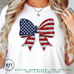 Puede incluir: Camiseta blanca con un diseño de lazo brillante en rojo, blanco y azul, que refleja la bandera estadounidense. El lazo tiene una sección llena de estrellas y secciones a rayas. El texto en la parte inferior dice "DESCARGA DIGITAL - 300 DPI PNG NO ES UN ARTÍCULO FÍSICO."