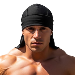 Pode incluir: Touca preta com um design ajustado. A touca apresenta uma faixa larga na testa e laços nas costas. O tecido parece ser um material liso e fosco.