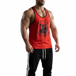 Könnte beinhalten: Rotes Sport-Tanktop mit schwarzem Besatz und einem Bären-Motiv. Das Tanktop trägt den schwarzen Schriftzug "KETA SPORTS". Das Model trägt eine schwarze Sporthose mit weißen Streifen.