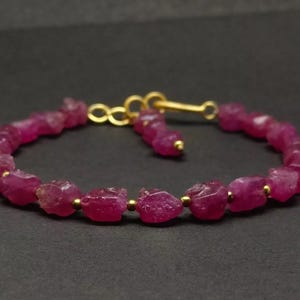Frestande blodrött rubinarmband | Rosa rött rubinarmband En perfekt present till henne | Unikt justerbart armbandssmycke Lös ädelsten