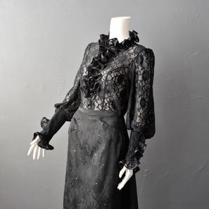 Gotisk volanghalsad spetsblus, elegant viktoriansk poetskjorta