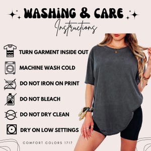 Puede incluir: Una camiseta gris carb&oacute;n con instrucciones de lavado: WASHING & CARE INSTRUCTIONS, TURN GARMENT INSIDE OUT, MACHINE WASH COLD, DO NOT IRON ON PRINT, DO NOT BLEACH, DO NOT DRY CLEAN, DRY ON LOW SETTINGS, y COMFORT COLORS 1717.