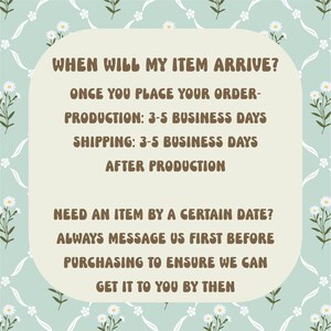 Puede incluir: Un gr&aacute;fico informativo de color verde claro con un patr&oacute;n de margaritas blancas. El texto dice: WHEN WILL MY ITEM ARRIVE? ONCE YOU PLACE YOUR ORDER- PRODUCTION: 3-5 BUSINESS DAYS SHIPPING: 3-5 BUSINESS DAYS AFTER PRODUCTION. NEED AN ITEM BY A CERTAIN DATE?