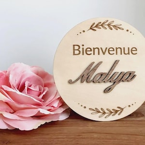 Carte Bienvenue, plaque de naissance et accessoires pour photo.