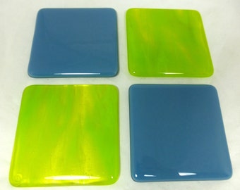 Sous-verres en verre fusionné fait main vert citron et bleu cobalt avec verre pour studio d'art - lot de 4 - fabriqué sur commande - cadeau boissons fabriquées à la main