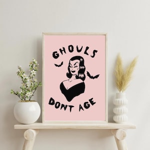 Pin up rétro d&#39;Halloween, impression d&#39;art | Les goules ne vieillissent pas | Décoration murale fantasmagorique noir rose | Poster imprimable chauves-souris | Téléchargement numérique pastel gothique