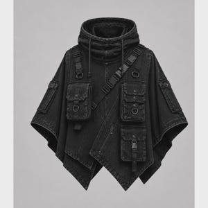 Peut inclure: Un poncho en jean noir doté d'un col montant avec cordon de serrage, de multiples poches utilitaires à boucles et boutons-pression, et de sangles en nylon réglables sur la poitrine. Le vêtement présente un ourlet asymétrique et des ferrures sombres.