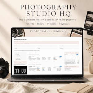 Może przedstawiać: Ekran laptopa wyświetlający system Notion Photography Studio HQ z sekcjami dla klientów, sesji zdjęciowych, projektów i płatności. Interfejs zawiera menu nawigacyjne, kalendarz tygodniowy oraz listy z nagłówkami tekstowymi.