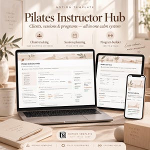 Op de afbeelding: Een digitale Notion-sjabloon genaamd Pilates Instructor Hub weergegeven op een laptop, tablet en smartphone. De interface bevat secties voor het volgen van cliënten, het plannen van sessies en het opbouwen van programma's.