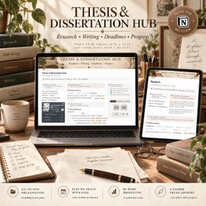 Op de afbeelding: Een digitale werkruimtesjabloon genaamd Thesis & Dissertation Hub weergegeven op een laptop en tablet. Het scherm toont tools voor onderzoek, schrijven en deadlines. Een notitieboek, een pen en gestapelde boeken liggen op het bureau.