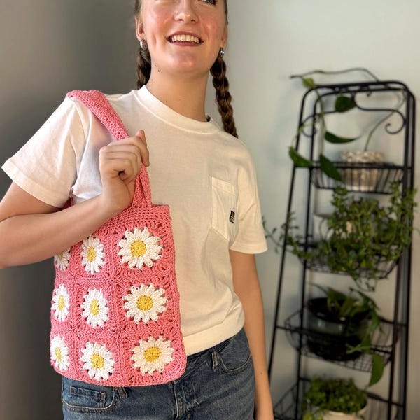 Crochet Daisy Tote – Handmade Granny Square Shoulder Bag – Eco-Friendly Flower Purse –  Pink