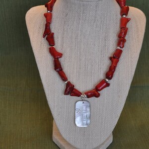 Gras en bambou Le corail rouge collier avec pendentif en nacre image 1