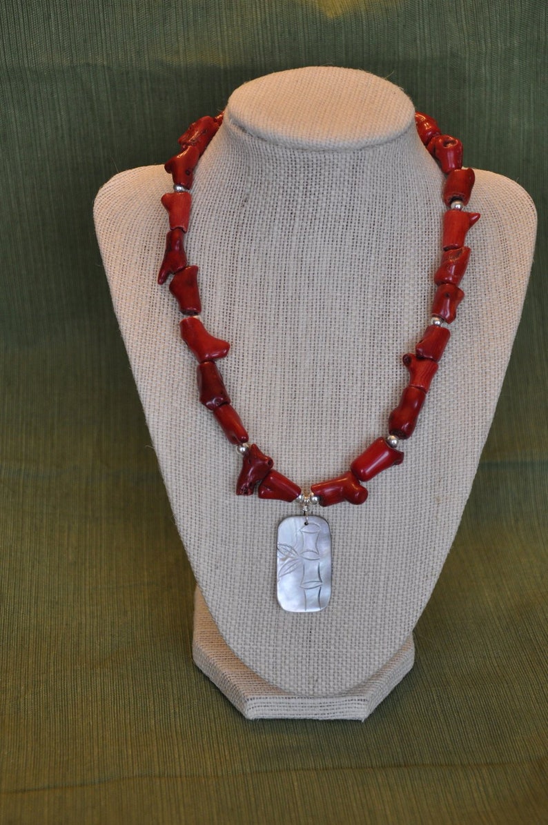 Gras en bambou Le corail rouge collier avec pendentif en nacre image 1