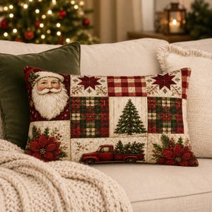 Könnte beinhalten: Ein rechteckiges Zierkissen mit Patchwork-Design, das ein Weihnachtsmann-Gesicht, rot-weißes Karomuster, einen grünen Weihnachtsbaum, einen roten Pickup mit Baum und rote Weihnachtssterne auf einem cremefarbenen Hintergrund zeigt.