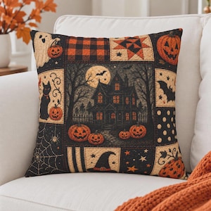 Könnte beinhalten: Ein quadratisches Dekokissen mit einem Patchwork-Design zum Thema Halloween. Der Druck zeigt eine zentrale Szene mit einem Spukhaus und Vollmond, umgeben von Feldern mit einem Geist, einer schwarzen Katze, Kürbissen, einem Hexenhut, Fledermäusen und Spinnennetzen.