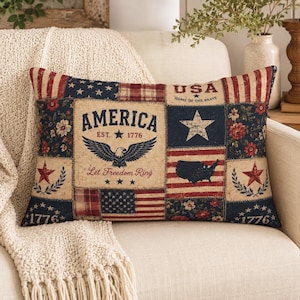 Peut inclure: Un coussin rectangulaire au motif patchwork avec des éléments patriotiques. Il affiche le texte AMERICA EST. 1776, Let Freedom Ring et USA HOME OF THE BRAVE. L'imprimé comprend un pygargue à tête blanche, une étoile, une carte des USA et des fleurs.