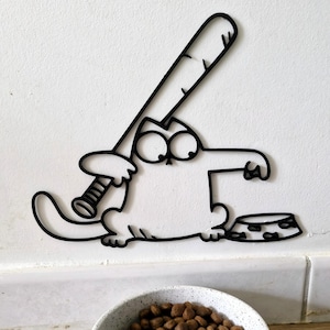 Peut inclure: Un bol pour animaux en céramique blanche rempli de croquettes marron, avec le mot "EAT" en lettres noires. Au-dessus du bol, une silhouette de chat en métal noir tient une batte de baseball, avec un petit bol à proximité.