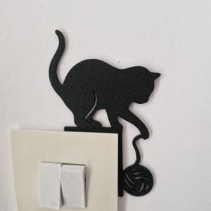 Decorazione per interruttore della luce a forma di gatto giocoso - gatto con una palla di lana - decorazione per interruttore della luce