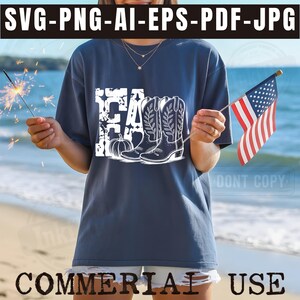 K&ouml;nnte beinhalten: Marineblaues T-Shirt mit wei&szlig;er Grafik mit dem Wort "Fall", einem K&uuml;rbis und Cowboy-Stiefeln. Das Bild enth&auml;lt auch den Text "COMMERCIAL USE" und "DONT COPY".