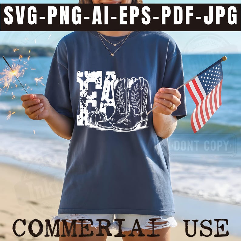 K&ouml;nnte beinhalten: Marineblaues T-Shirt mit wei&szlig;er Grafik mit dem Wort "Fall", einem K&uuml;rbis und Cowboy-Stiefeln. Das Bild enth&auml;lt auch den Text "COMMERCIAL USE" und "DONT COPY".