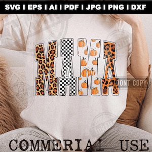 Peut inclure: Un t-shirt blanc avec le mot "MAMA" dans un design sur le thème de l'automne. Les lettres présentent des motifs léopard, à carreaux et de citrouilles. Le t-shirt est destiné à un usage commercial.