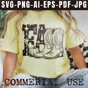 K&ouml;nnte beinhalten: Hellgelbes T-Shirt mit schwarzem Grafikdesign. Das Design zeigt das Wort "Fall", einen K&uuml;rbis und Cowboy-Stiefel. Das T-Shirt hat auch den Text "COMMERCIAL USE" unten.