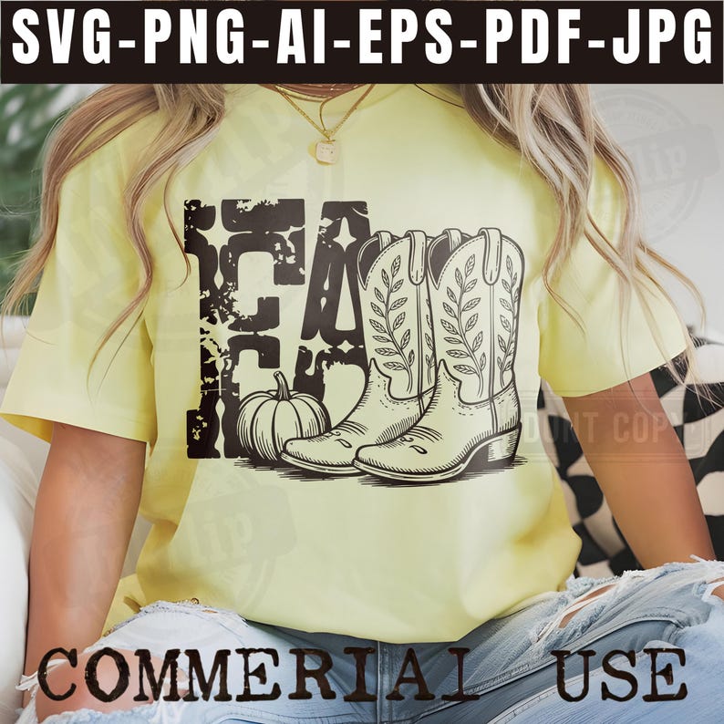 K&ouml;nnte beinhalten: Hellgelbes T-Shirt mit schwarzem Grafikdesign. Das Design zeigt das Wort "Fall", einen K&uuml;rbis und Cowboy-Stiefel. Das T-Shirt hat auch den Text "COMMERCIAL USE" unten.