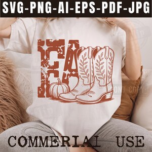 K&ouml;nnte beinhalten: Wei&szlig;es T-Shirt mit brauner Grafik, die das Wort "FALL", einen K&uuml;rbis und Cowboy-Stiefel zeigt. Das Shirt enth&auml;lt auch den Text "SVG-PNG-AI-EPS-PDF-JPG" und "COMMERCIAL USE".