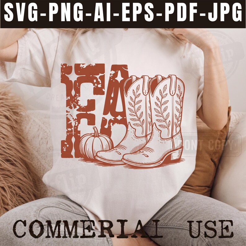 K&ouml;nnte beinhalten: Wei&szlig;es T-Shirt mit brauner Grafik, die das Wort "FALL", einen K&uuml;rbis und Cowboy-Stiefel zeigt. Das Shirt enth&auml;lt auch den Text "SVG-PNG-AI-EPS-PDF-JPG" und "COMMERCIAL USE".