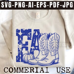K&ouml;nnte beinhalten: Cremefarbenes Sweatshirt mit blauem Aufdruck &bdquo;FA&ldquo;, K&uuml;rbis und Cowboy-Stiefeln. Der Text &bdquo;COMMERCIAL USE&ldquo; steht unten. Der obere Teil des Bildes enth&auml;lt den Text &bdquo;SVG-PNG-AI-EPS-PDF-JPG&ldquo;.