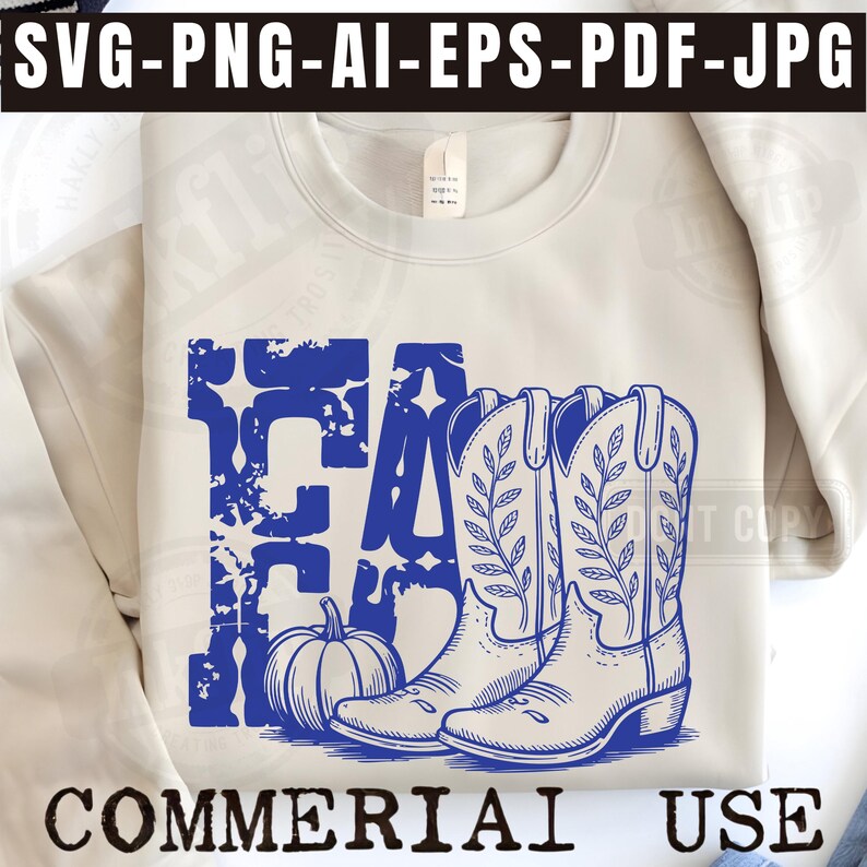 K&ouml;nnte beinhalten: Cremefarbenes Sweatshirt mit blauem Aufdruck &bdquo;FA&ldquo;, K&uuml;rbis und Cowboy-Stiefeln. Der Text &bdquo;COMMERCIAL USE&ldquo; steht unten. Der obere Teil des Bildes enth&auml;lt den Text &bdquo;SVG-PNG-AI-EPS-PDF-JPG&ldquo;.