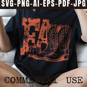 K&ouml;nnte beinhalten: Schwarzes T-Shirt mit einem orangefarbenen "FALL"-Design mit einem K&uuml;rbis und Cowboy-Stiefeln. Die Stiefel haben Blattmuster. Das obere Banner lautet "SVG-PNG-AI-EPS-PDF-JPG". Das untere Banner lautet "COMMERCIAL USE".