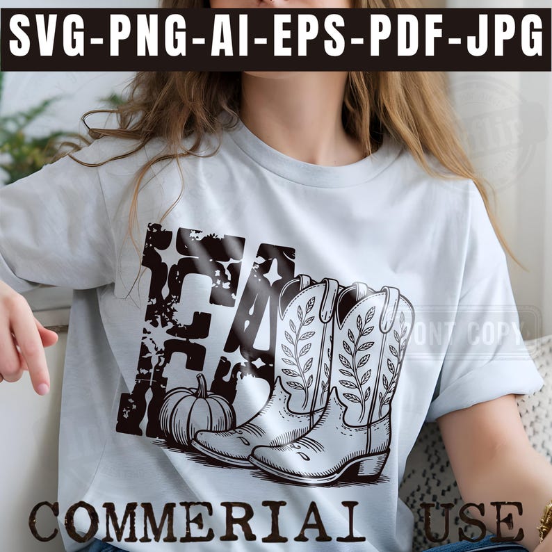 K&ouml;nnte beinhalten: Hellblaues T-Shirt mit einem Grafikdesign mit dem Wort "FALL", einem K&uuml;rbis und Cowboy-Stiefeln. Das Shirt enth&auml;lt auch den Text "COMMERCIAL USE" und "SVG-PNG-AI-EPS-PDF-JPG".