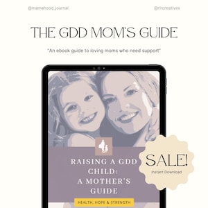 Puede incluir: Una tableta digital muestra "THE GDD MOM'S GUIDE" y "RAISING A GDD CHILD: A MOTHER'S GUIDE." La imagen presenta a una madre y un niño, con una pegatina de "SALE!". La guía se describe como un libro electrónico para madres cariñosas que necesitan apoyo.