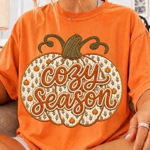 Preppy knus seizoensshirt met pompoen, patchwork T-shirt met bloemenpompoenstrik, namaakgeborduurd herfst-T-shirt, shabby chic cottagecore-herfsttopje