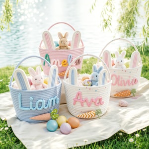Puede incluir: Cuatro cestas de Pascua con orejas de conejo, cada una con un nombre: Amelia, Liam, Ava y Olivia. Las cestas son rosas, azules y blancas, con conejitos de peluche y huevos decorativos. Una decoración de zanahoria está al lado de cada cesta.