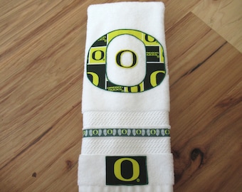 University of Oregon Bathroom Hand Towel, Oregon Ducks Bathroom Towel, Univ or Oregon Fan Gift, Oregon Ducks Grad Gift, Oregon Home Decor