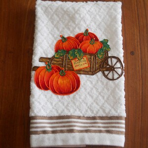 Thanksgiving geappliceerde handdoek, winkelwagen vol pompoenen keukenhanddoek, herfst thema pompoen badkamerhanddoek, Thanksgiving decor, oogstdecor
