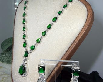 Ensemble Collier Et Boucles D'oreilles En Pierres Vertes Chatoyantes - Neuf Avec étiquettes