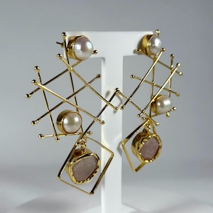 Orecchini pendenti astratti geometrici con perle, placcati in oro 18 carati, con pietre semipreziose.